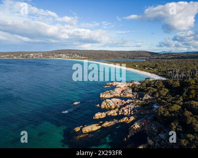 St Helens, Australien: Dramatischer Blick aus der Luft auf die atemberaubende Küste der Bay of Fires mit weißem Sandstrand in Tasmanien in Australien Stockfoto