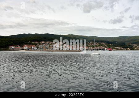 Blick auf Combarro vom Meer, der Ria de Pontevedra, an einem bewölkten Tag Stockfoto