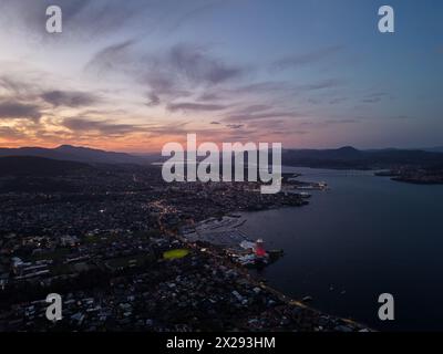 Hobart, Australien: Aus der Vogelperspektive ein dramatischer Sonnenuntergang über der Stadt Hobart in Tasmanien. Stockfoto