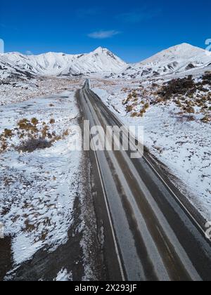 Lindis Pass, Neuseeland: Luftlandschaft des Lindis Pass zwischen Mt Cook Region und Wanaka an einem sonnigen Wintertag in den südalpen Neuseelands Stockfoto