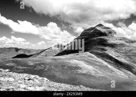 Dramatischer Schwarzweiß-Blick auf Ribbok kop, einen der hohen Gipfel der Drakensberg Mountains in Südafrika, Stockfoto