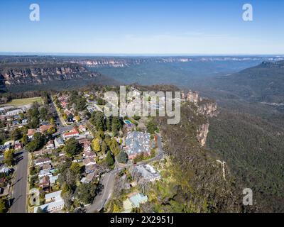 Katoomba, Australien: Luftfahrt der Stadt Katoomba an den berühmten Blue Mountains in der Region Sydney in New South Wales in Australien an einem sonnigen Tag. Stockfoto