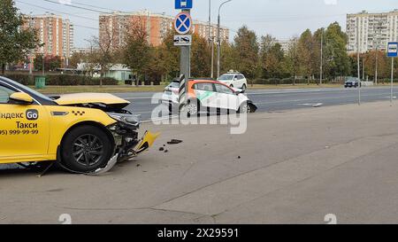 MOSKAU, RUSSLAND - 4. Oktober 2023: Autounfall mit einem gelben Taxi und einem Carsharing-Gerät Stockfoto