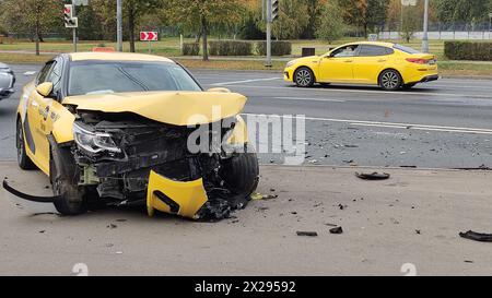 MOSKAU, RUSSLAND - 4. Oktober 2023: Autounfall mit einem gelben Taxi Stockfoto