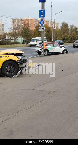 MOSKAU, RUSSLAND - 4. Oktober 2023: Autounfall mit einem gelben Taxi und einem Carsharing-Gerät Stockfoto