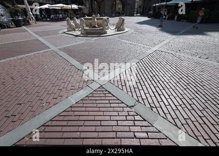 Marmor Fontana Contarini (Contarini-Brunnen) aus dem 18. Jahrhundert auf der Piazza Vecchia im historischen Zentrum Bergamo Oberstadt in Bergamo, Provinz o Stockfoto