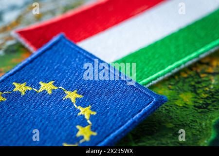 Ungarische und EU-Patches überschneiden sich, Konzept der Zusammenarbeit zwischen EU-Ländern, ungarischen Flaggen und der Europäischen Union, Nahaufnahme Stockfoto