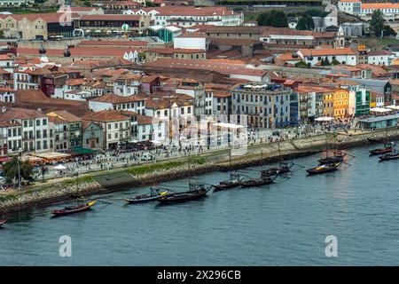 Douro und Porto Promenade aus der Vogelperspektive mit den alten Häusern, Ragelas, klassischen Booten für die Touristenrouten der 6 Brücken und der r Stockfoto