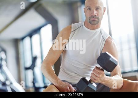 Mann, Gewichtheben und Training im Fitnessstudio für Kraft mit Hantel, Workout Herausforderung und starke Muskeln. Bodybuilder, Profisportler und Fitnesstraining Stockfoto