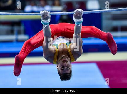 Doha, Katar. April 2024. Rober Tvorogal aus Litauen tritt beim horizontalen Barfinale der Männer an der 16. FIG-Weltmeisterschaft in Doha, Katar, am 20. April 2024 an. Quelle: Nikku/Xinhua/Alamy Live News Stockfoto