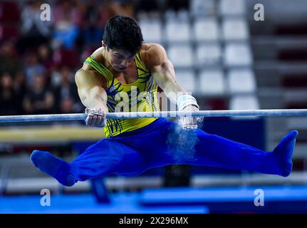 Doha, Katar. April 2024. Arthur Mariano aus Brasilien tritt beim horizontalen Barfinale der Männer an der 16. FIG-Weltmeisterschaft in Doha, Katar, am 20. April 2024 an. Quelle: Nikku/Xinhua/Alamy Live News Stockfoto