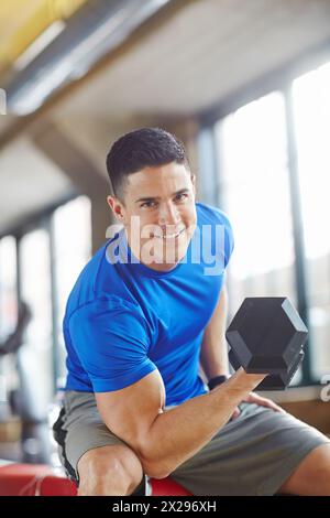 Bodybuilder, Gewichtheben und Mann mit Workout Porträt im Fitnessstudio mit Hantel, Übung Herausforderung und starken Muskeln. Profisportler, Champion und Stockfoto