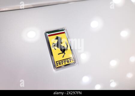 Bukarest, Rumänien - 21. April 2024: Details mit Vorderteil und Emblem eines modernen Ferrari-Sportwagens. Stockfoto
