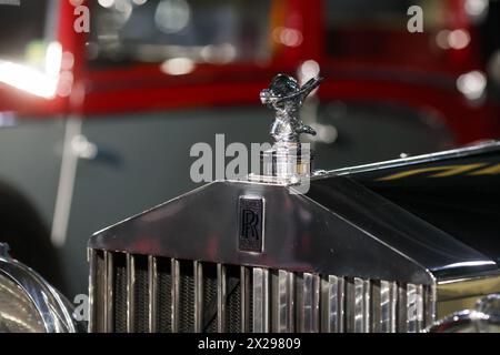 Bukarest, Rumänien - 21. April 2024: Details mit Vorderteil und Emblem eines Vintage-Luxuswagens von Rolls Royce. Stockfoto