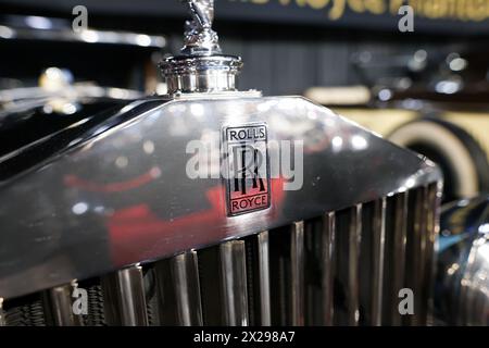 Bukarest, Rumänien - 21. April 2024: Details mit Vorderteil und Emblem eines Vintage-Luxuswagens von Rolls Royce. Stockfoto