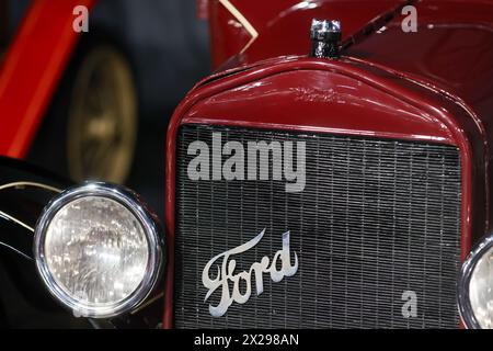 Bukarest, Rumänien - 21. April 2024: Details mit Vorderteil und Emblem eines Ford T Touring Retro-Wagens 1920. Stockfoto