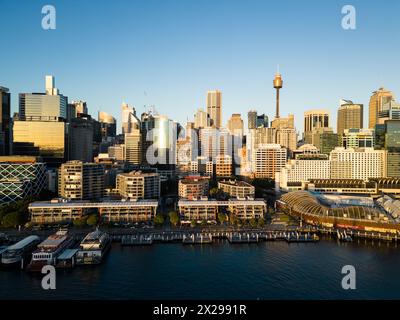 Sydney, Australien: Luftlinie des neu renovierten Viertels Darling Harbor in der Innenstadt von Sydney bei Sonnenuntergang in der größten Stadt Australiens Stockfoto