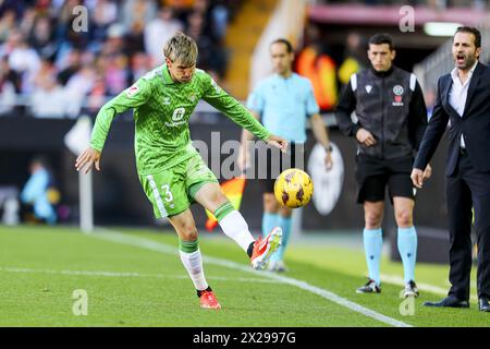 Juan Miranda von Betis während des Fußballspiels der spanischen Meisterschaft La Liga zwischen Valencia CF und Real Betis Balompie am 20. April 2024 im Stadion Mestalla in Valencia, Spanien Stockfoto