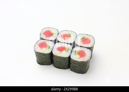 Sushi-Lieferung. Satz Rollen in einer Einwegverpackung auf schwarzem Hintergrund. Draufsicht Stockfoto