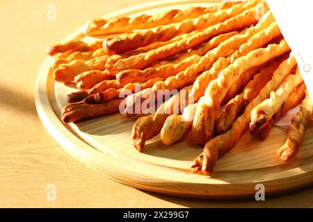 Käsestab, Breadsticks mit Käse, isoliert auf weißem Hintergrund Stockfoto