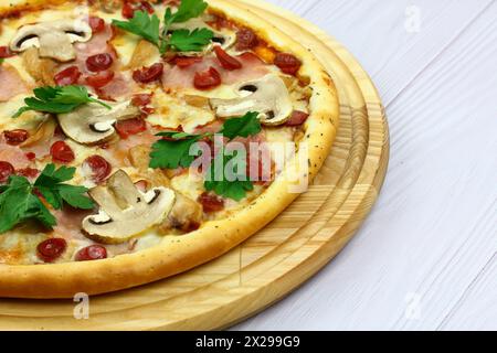 Supreme Pizza mit Pepperoni, Pilzen und Mozzarella-Käse nur aus dem Ofen, Kopierraum. Frische hausgemachte Pizza. Stockfoto