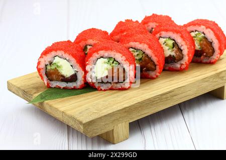 Sushi-Lieferung. Satz Rollen in einer Einwegverpackung auf schwarzem Hintergrund. Draufsicht Stockfoto
