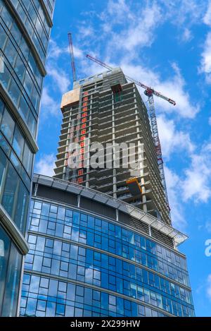 Neue Skyscrappers werden in Warschau mit niedrigem Winkel gebaut Stockfoto
