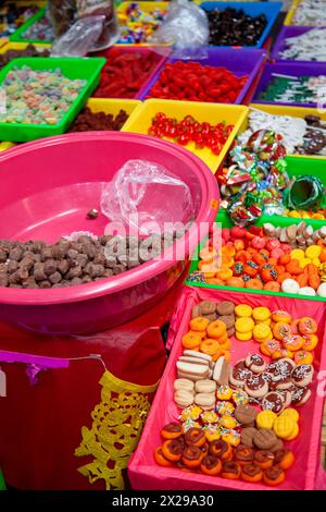 Süßigkeiten und Bonbons, die auf Mini-ofrendas platziert werden können, zum Verkauf auf dem Jamaica Market in Mexico City, Mexiko Stockfoto