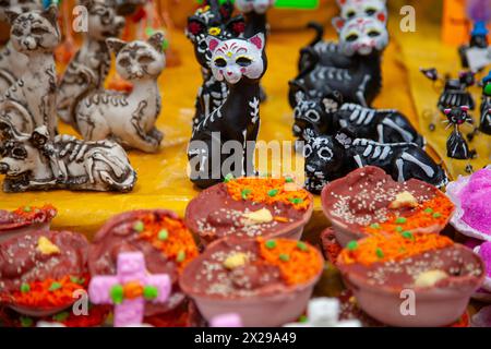 Tag der Toten Ornamente und Kuchen auf dem Jamaica Markt in Mexiko-Stadt, Mexiko Stockfoto