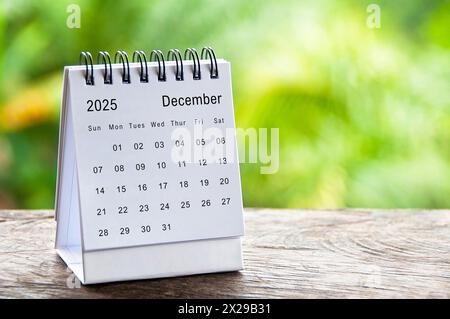 Weißer Tabellenkalender für Dezember 2025 mit anpassbarem Platz für Text. Kalenderkonzept und Kopierbereich Stockfoto