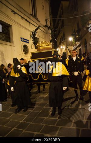 Chieti, Italien - 29. März 2024: Kapuzengläubige tragen die Symbole der Passion Christi in der Prozession in der ältesten Prozession Italiens Stockfoto