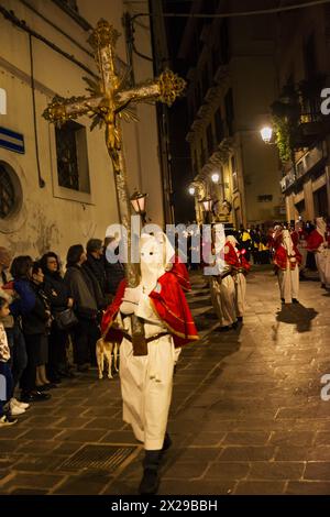 Chieti, Italien - 29. März 2024: Kapuzengläubige tragen die Symbole der Passion Christi in der Prozession in der ältesten Prozession Italiens Stockfoto