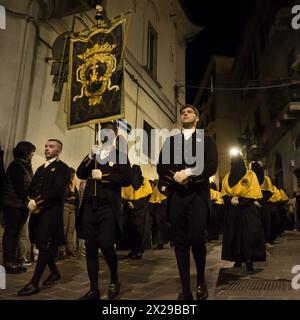 Chieti, Italien - 29. März 2024: Seiten mit dem Banner und vermummten Gläubigen für die Prozession von Chieti, der ältesten in Italien Stockfoto