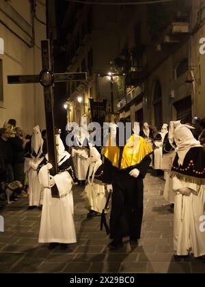 Chieti, Italien - 29. März 2024: Kapuzengläubige tragen die Symbole der Passion Christi in der Prozession in der ältesten Prozession Italiens Stockfoto