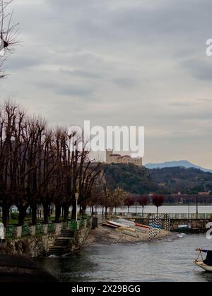 Blick auf die mittelalterliche Rocca Borromea di Angera von Arona, Lago Maggiore, Italien Stockfoto