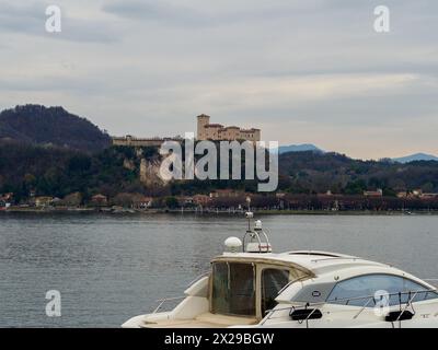 Blick auf die mittelalterliche Rocca Borromea di Angera von Arona, Lago Maggiore, Italien Stockfoto