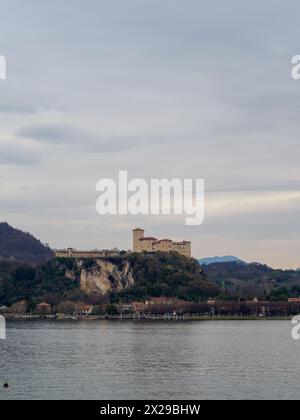 Blick auf die mittelalterliche Rocca Borromea di Angera von Arona, Lago Maggiore, Italien Stockfoto