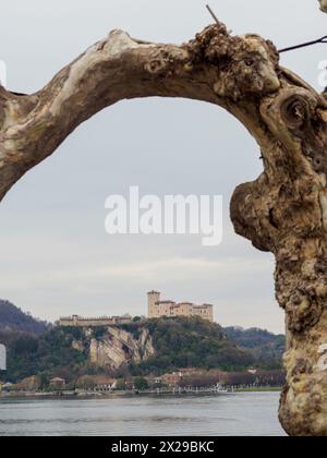 Blick auf die mittelalterliche Rocca Borromea di Angera von Arona, Lago Maggiore, Italien Stockfoto