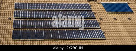 Dachterrasse mit photovoltaik-Anlage Stockfoto