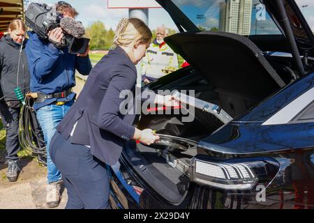 UTRECHT, 21.04.2024 , Stadion Zoudenbalch, Fußball, niederländischer Azerion Vrouwen Eredivisie, Saison 2023 / 2024, während des Spiels FC Utrecht - FC Twente (Frauen), Manager Vrouwenvoetbal KNVB Lucienne Reichardt Stockfoto