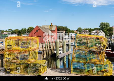 Rockport, USA – 11. August 2019: Hummer-Fallen stapeln sich an einem sonnigen Tag auf dem Rockport Pier Stockfoto