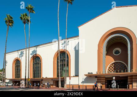 Außerhalb der Union Station in Los Angeles, CA, ist der größte Bahnhof im Westen der USA. Es wurde 1939 eröffnet. Stockfoto