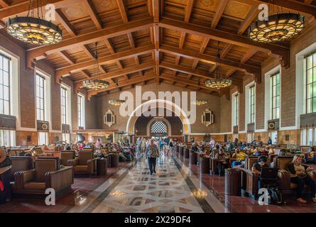 Das Innere der Union Station in Los Angeles, CA, ist der größte Bahnhof im Westen der USA. Es wurde 1939 eröffnet. Stockfoto