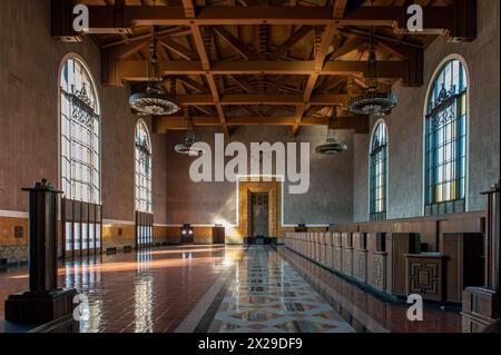 Das Innere der Union Station in Los Angeles, CA, ist der größte Bahnhof im Westen der USA. Es wurde 1939 eröffnet. Stockfoto