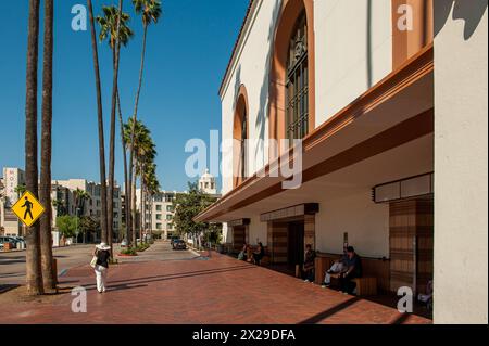 Das Innere der Union Station in Los Angeles, CA, ist der größte Bahnhof im Westen der USA. Es wurde 1939 eröffnet. Stockfoto