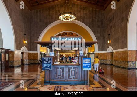 Das Innere der Union Station in Los Angeles, CA, ist der größte Bahnhof im Westen der USA. Es wurde 1939 eröffnet. Stockfoto