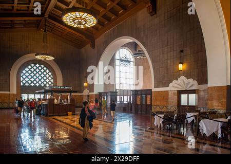 Das Innere der Union Station in Los Angeles, CA, ist der größte Bahnhof im Westen der USA. Es wurde 1939 eröffnet. Stockfoto