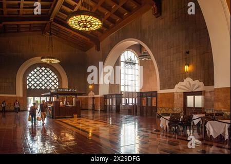 Das Innere der Union Station in Los Angeles, CA, ist der größte Bahnhof im Westen der USA. Es wurde 1939 eröffnet. Stockfoto