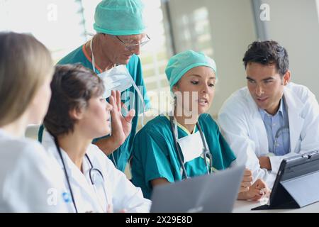 Medizinische Tagung, klinische Sitzung, Onkologikoa Hospital, Onkologikoa Institut, Fallzentrum für Prävention, Diagnose und Behandlung von Krebs, Donostia, Stockfoto