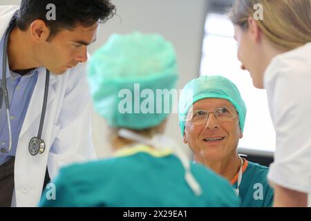 Chirurgen, medizinisches Treffen, klinische Sitzung, Onkologikoa Krankenhaus, Onkologikoa Institut, Fallzentrum für Prävention, Diagnose und Behandlung von Krebs, Stockfoto